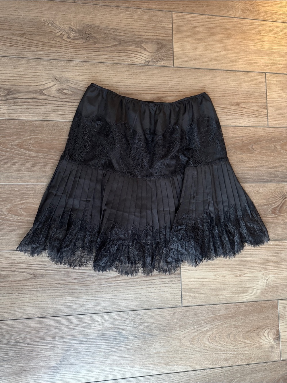 *Lace-Trim Pleated Mini Skirt - Black